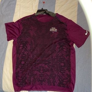 Nike Men's Maroon and Black Patterned Tee